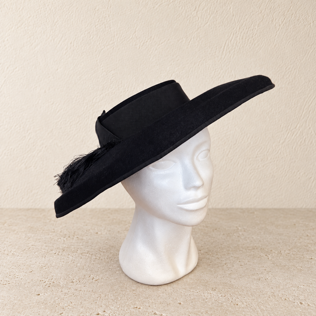 Grand chapeau noir en tissu – modèle habillé