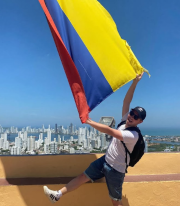 Voyageur à Cartagena de Indias en Colombie avec le drapeau colombien