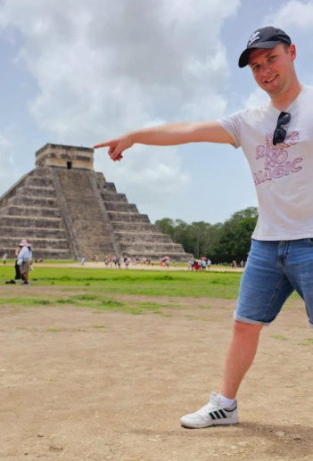Professeur d'espagnol devant la pyramide de Chichén Itzá au Mexique