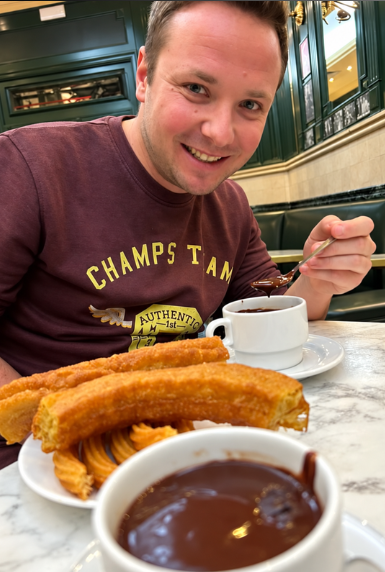 Professeur d'espagnol à Madrid dans un café