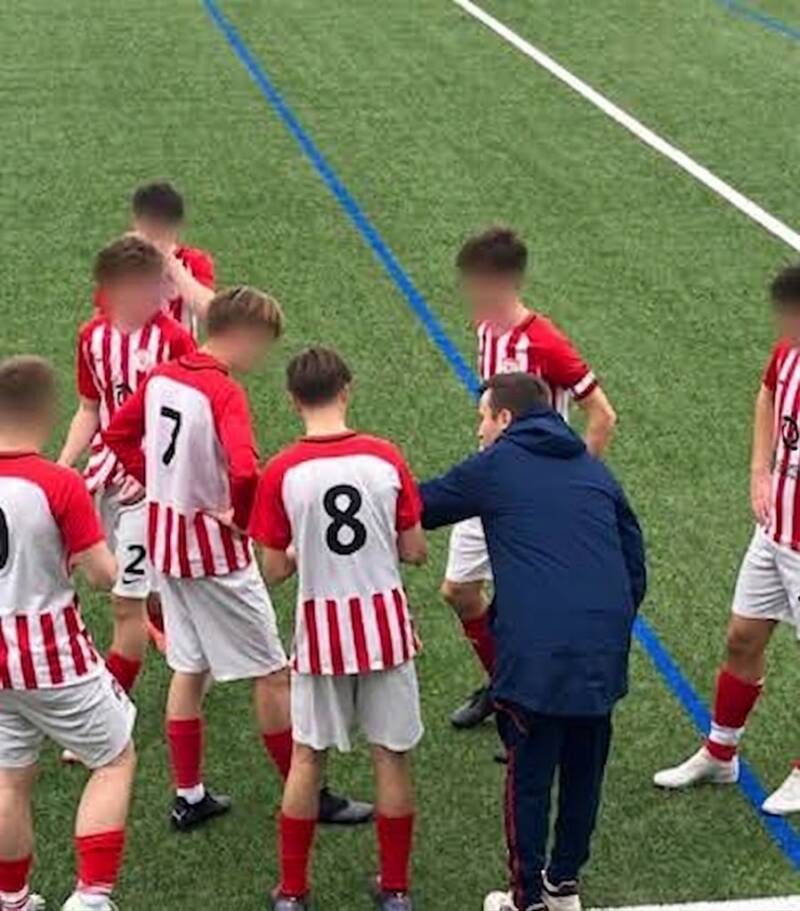 Entraîneur de football avec une équipe de jeunes