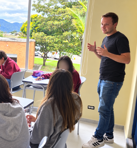 Professeur d'espagnol enseignant devant un groupe d'élèves