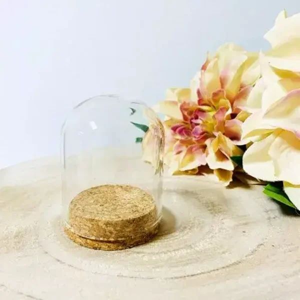 Glazen globe op kurk