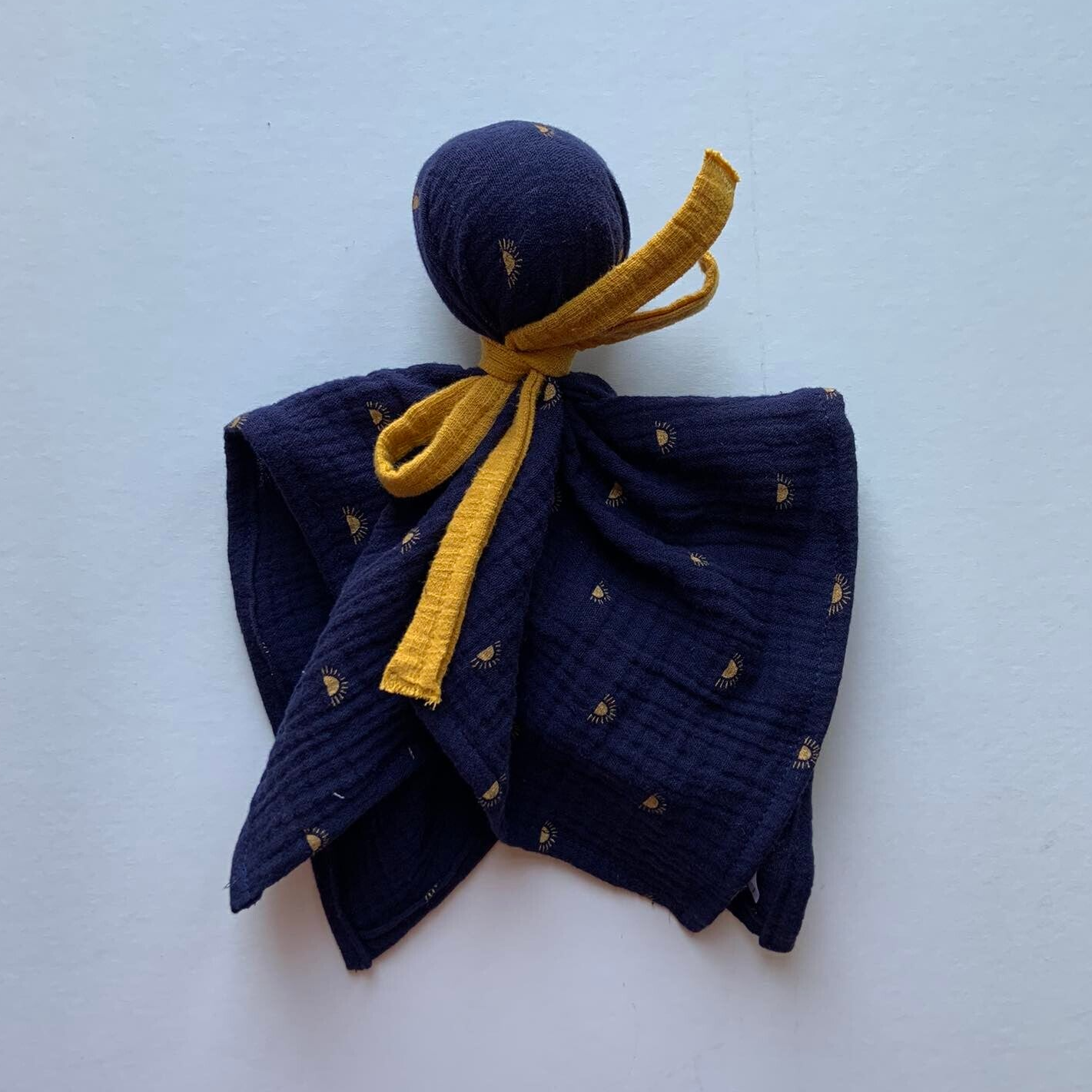 Doudou donkerblauw met zonnetjes