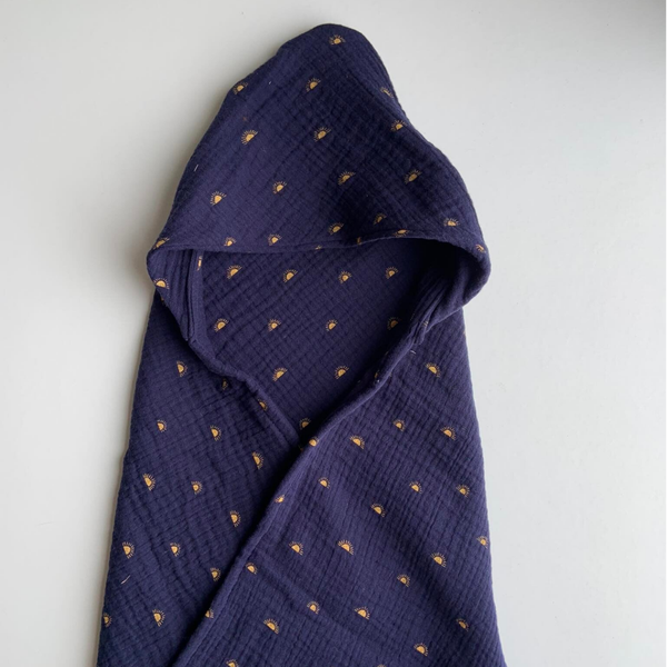 Badcape donkerblauw met zonnetjes