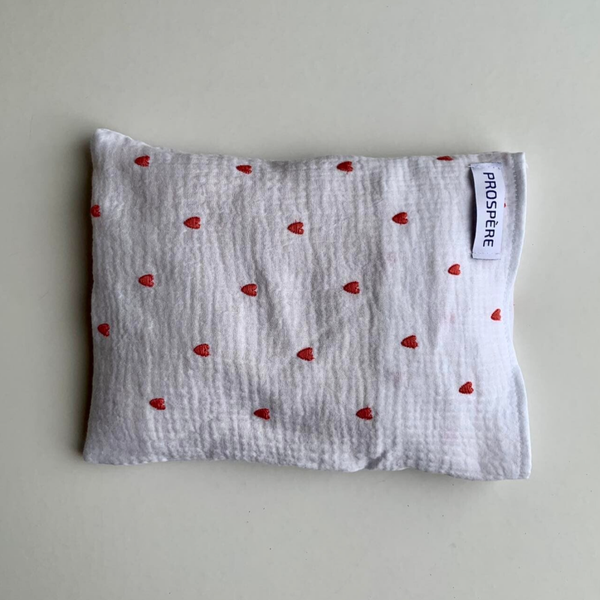 Kersenpitkussen wit met hartjes