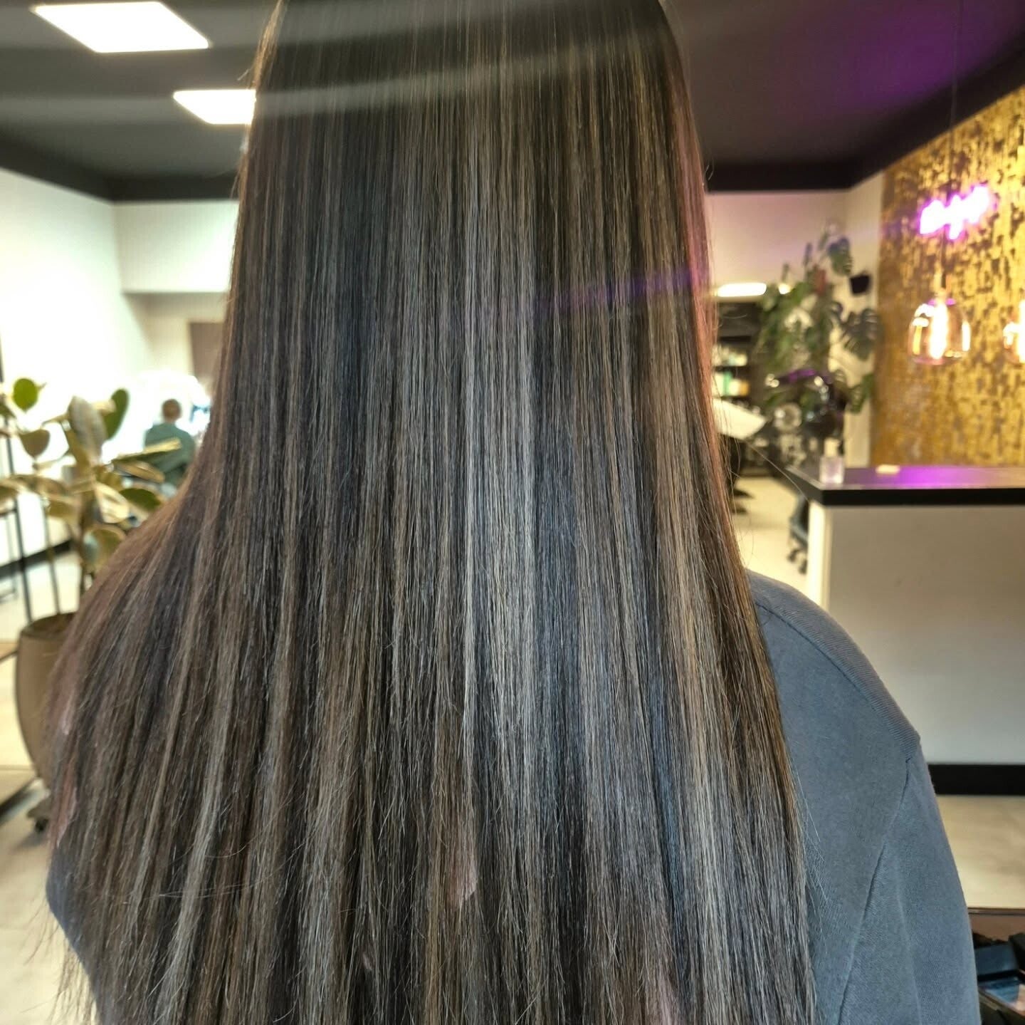 Mooie lichte highlights in gestijld haar
