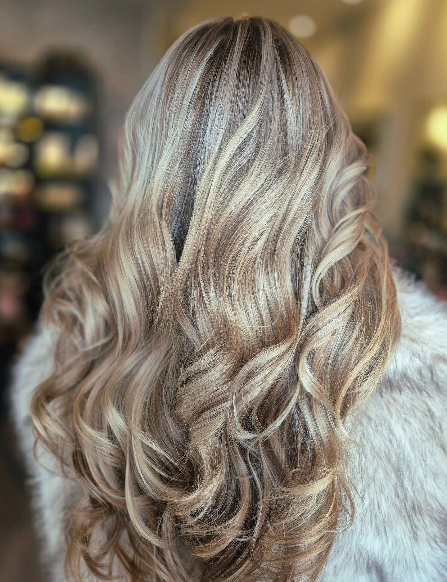 Mooie blonde tinten met een lichte krul