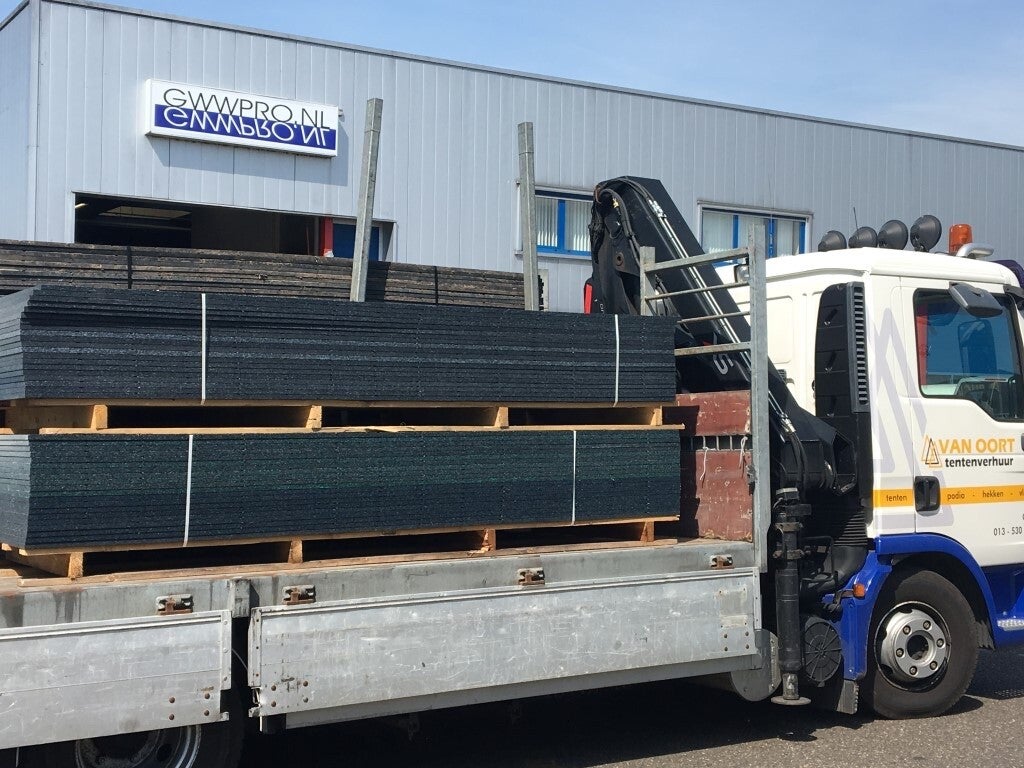 GWWPRO Firmengelaende mit Fahrplatten auf LKW