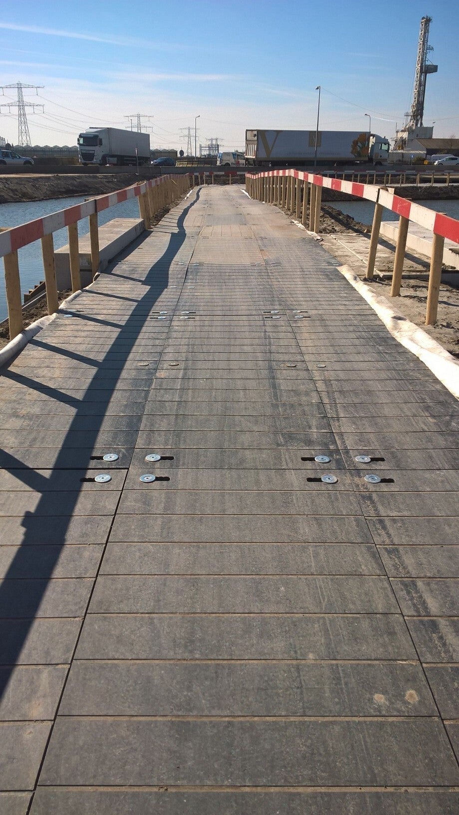 Fahrplatten verbunden zu einem befahrbaren Brueckenschutzdeck 