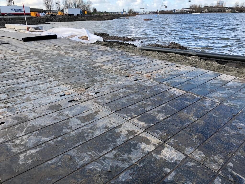 Fahrplattenflaeche an der Wasserkante