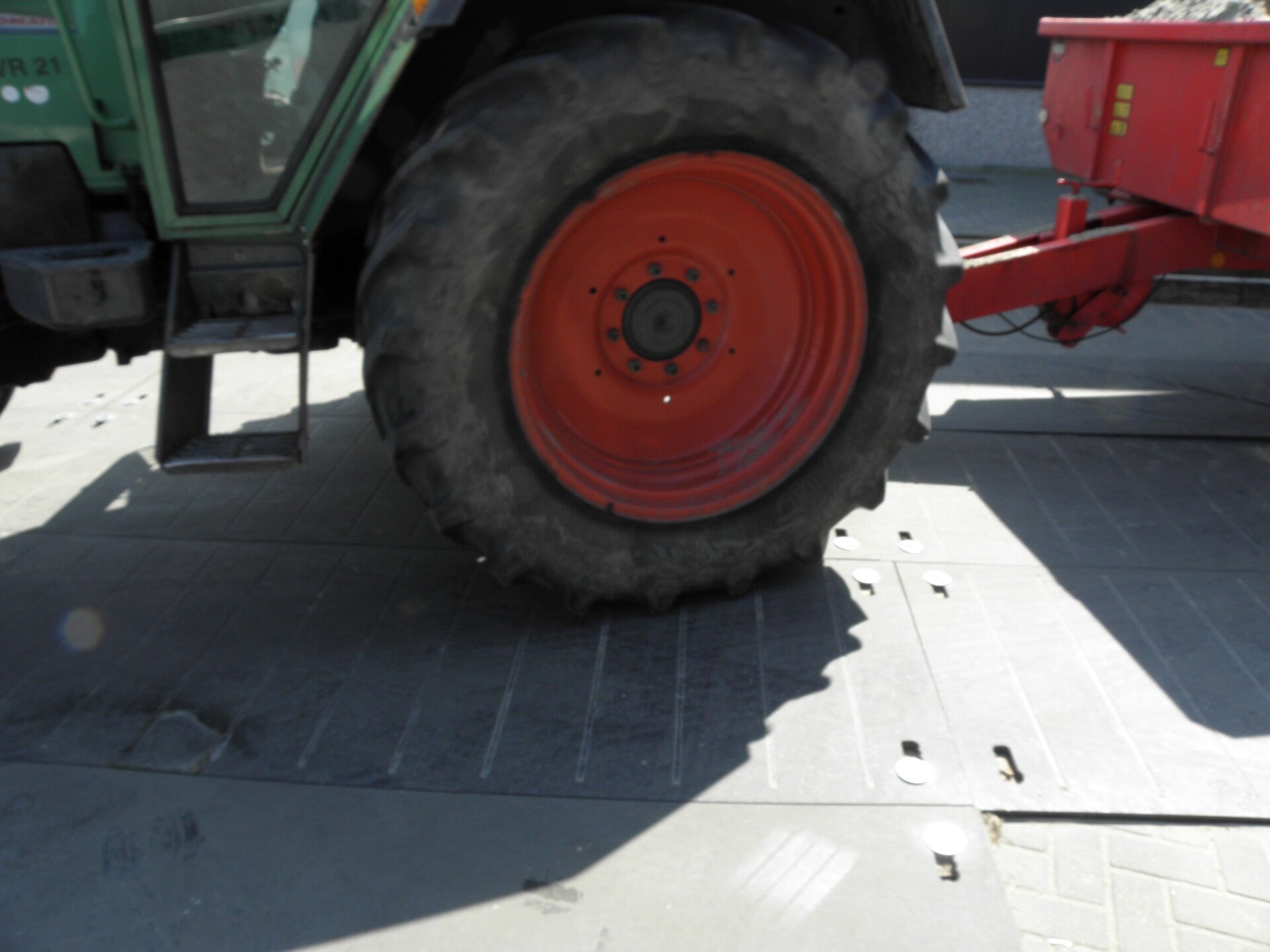 Traktor mit Anhaenger auf 1A-Fahrplatten