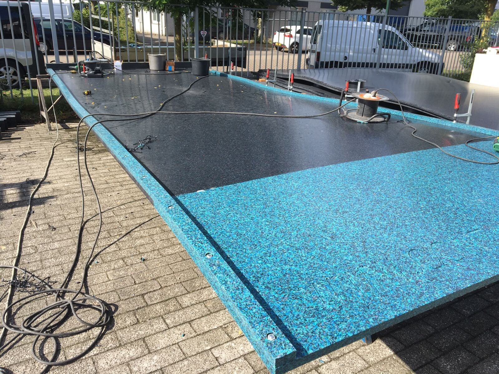 Containerplatten mit Seitenfuehrung in Produktion bei gww-pro