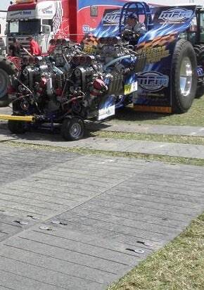 Event-Fahrplatten befahren von einem Dragster Traktor