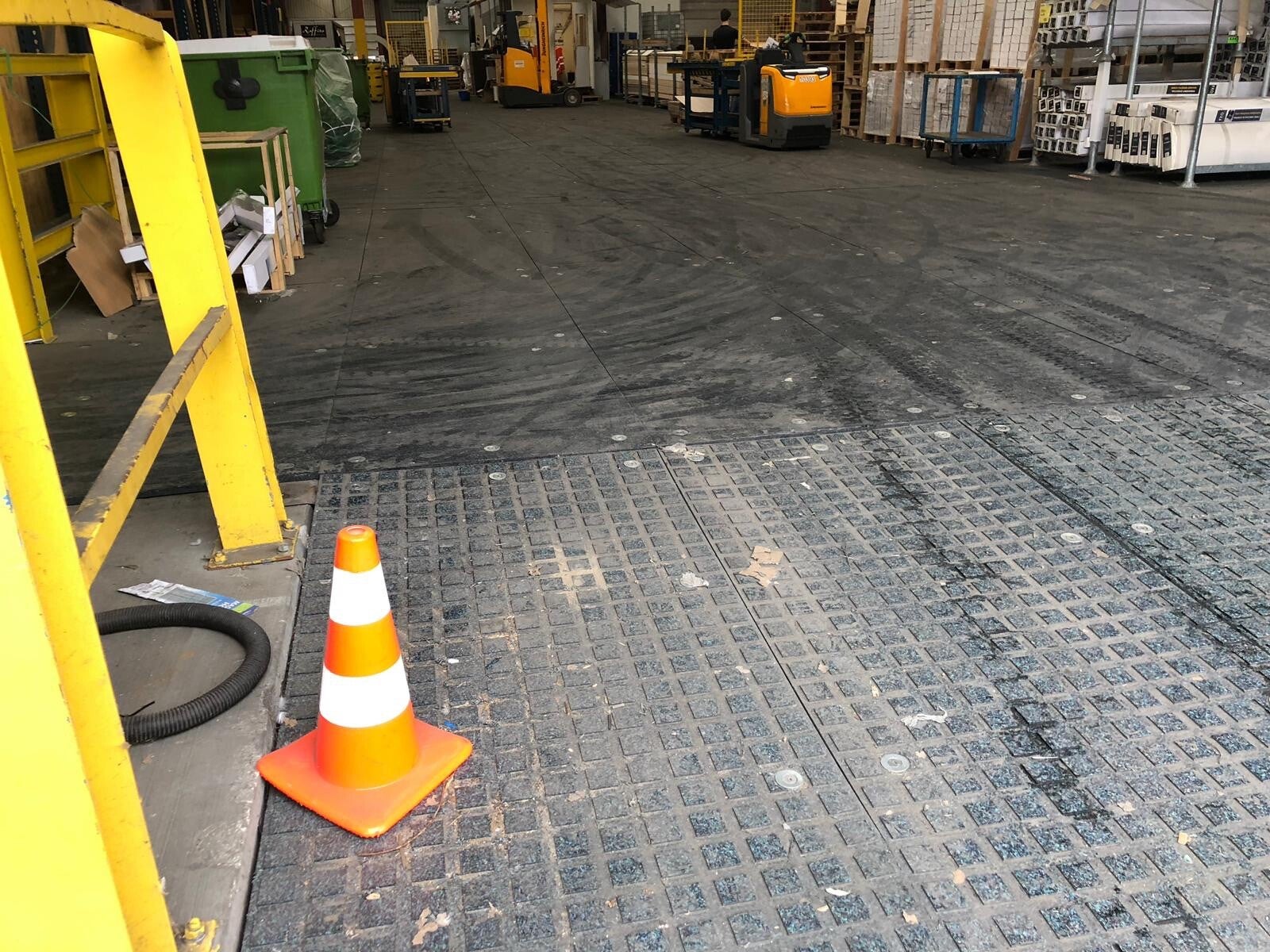 Lager-Fahrplatten mit Raster-Oberflaeche in einer Halle