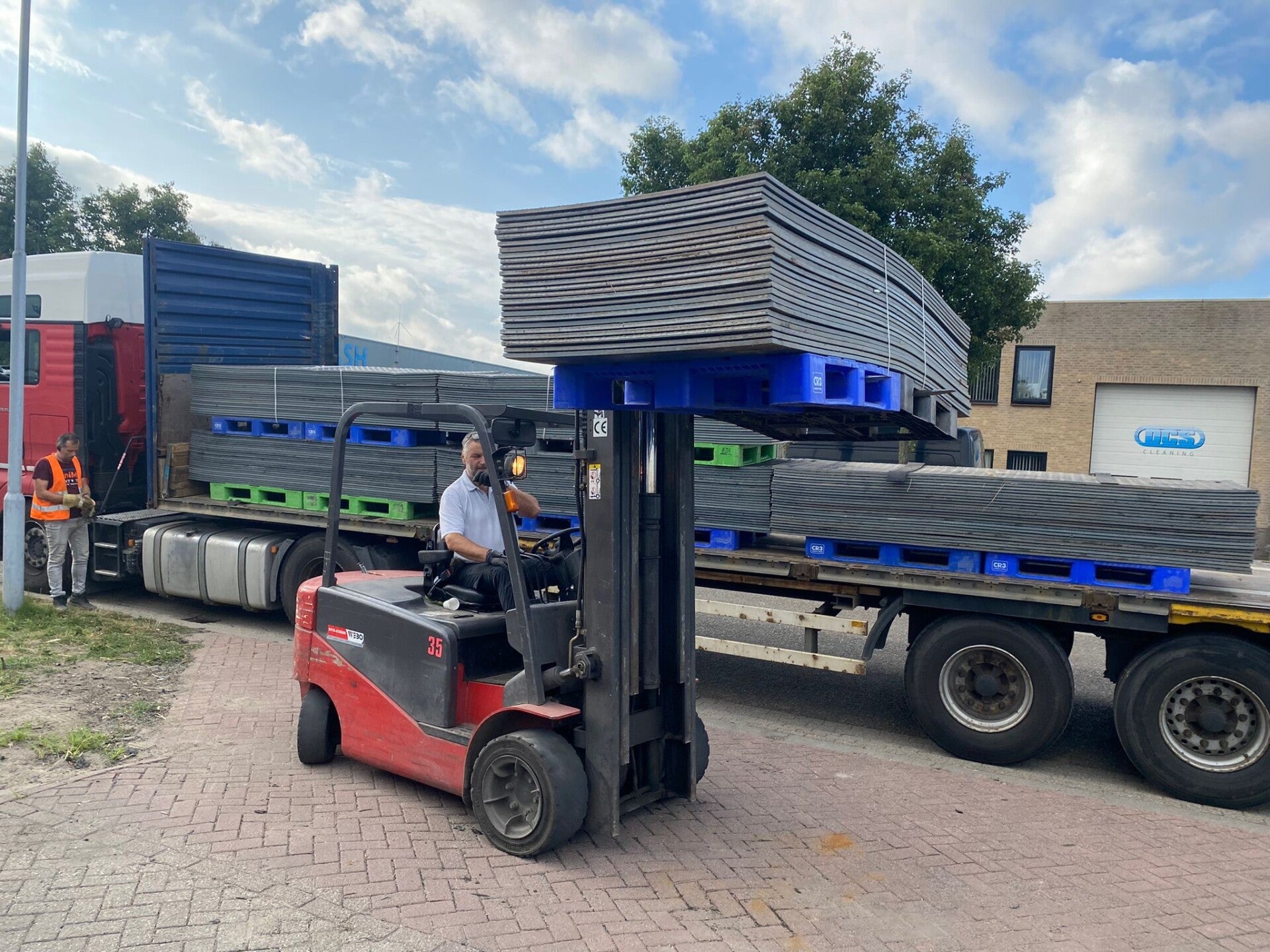 Industriefahrplatten werden  bei gwwpro auf einem LKW mit Paletten geladen