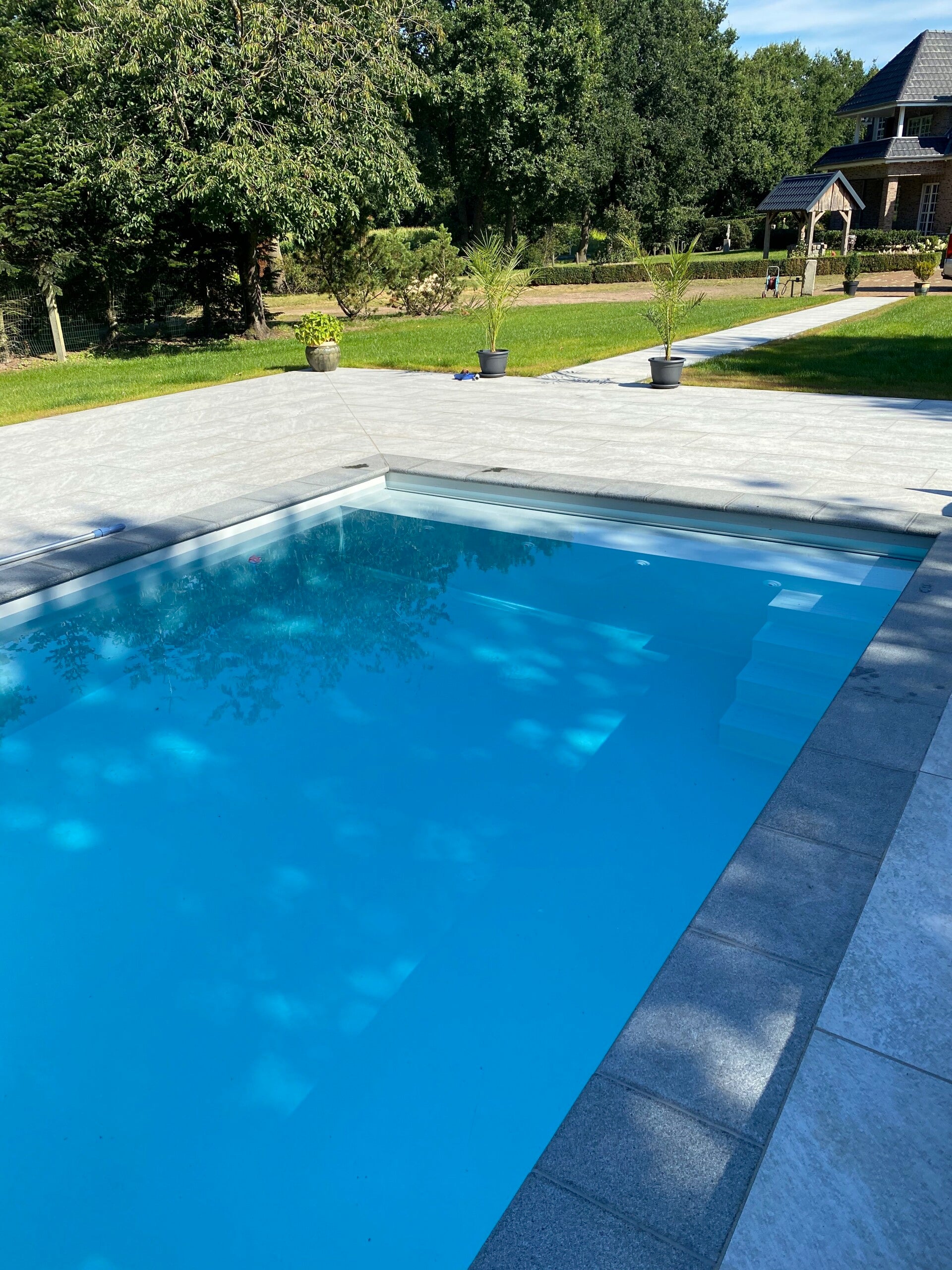 eines der gwwpro Schwimmbaeder beim Kunden schwimmbereit installiert