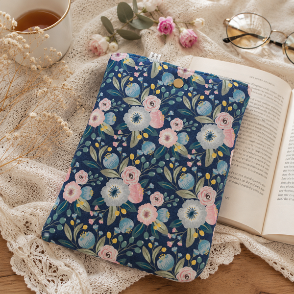 Pochette à livre artisanale molletonnée – Protection livres, liseuses et carnets – Modèle Fleurs roses
