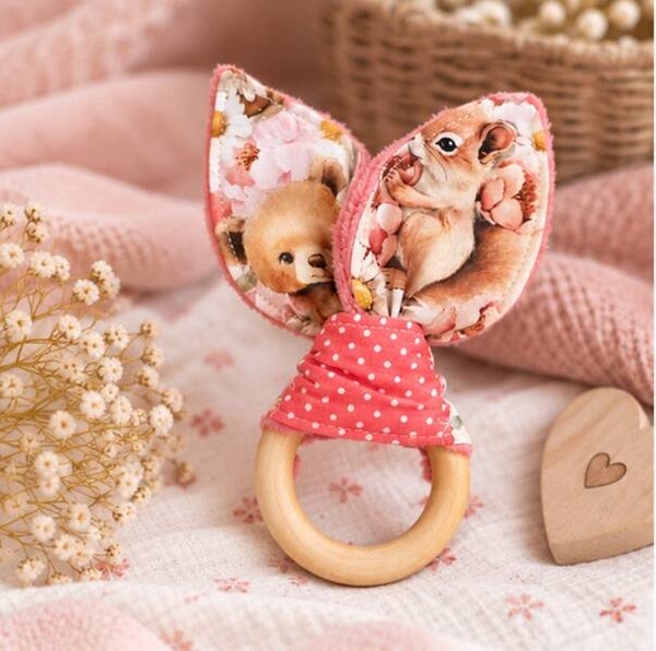 Anneau de préhension bébé en bois et tissu – Création artisanale – Cadeau naissance, Collection Forêt fleurie