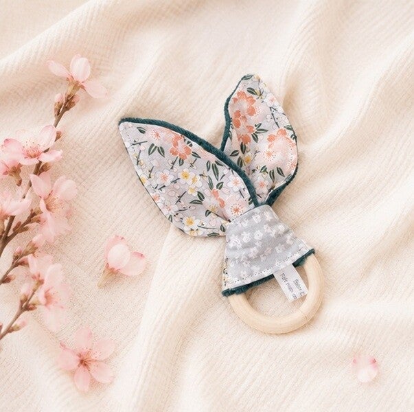 Anneau de préhension bébé en bois et tissu – Création artisanale – Cadeau naissance, Modèle Fleurs de cerisier