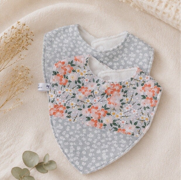 Bavoir bandana bébé en coton et éponge – Cadeau naissance artisanal – Collection Fleurs de cerisier