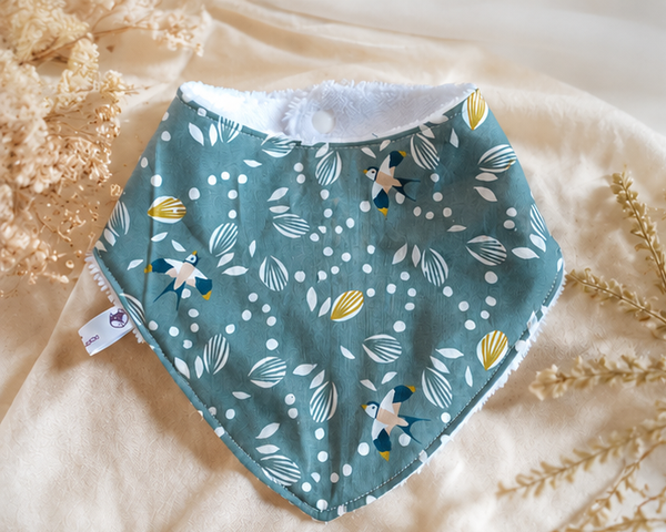 Bavoir bandana bébé en coton et éponge – Cadeau naissance artisanal – Collection Hirondelles