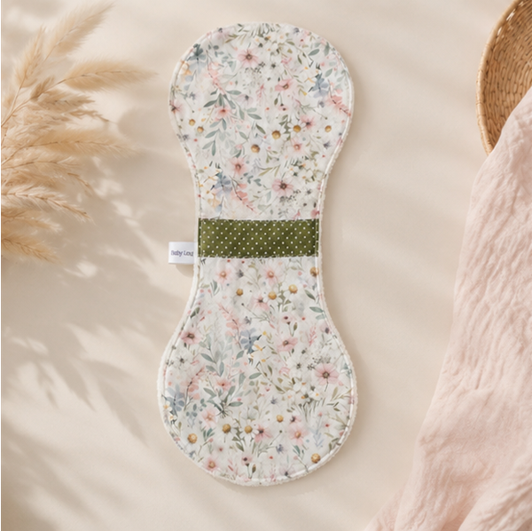 Bavoir épaule bébé en coton et éponge – Protection allaitement et biberon – Modèle Fleurs roses