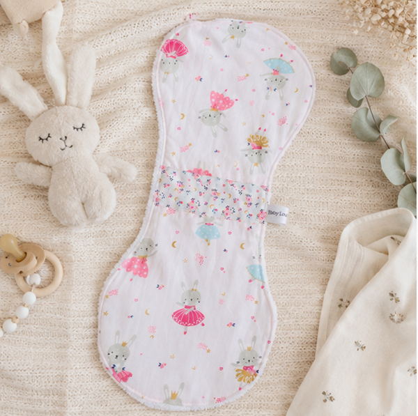 Bavoir épaule bébé en coton et éponge – Protection allaitement et biberon – Modèle Lapins danseuses