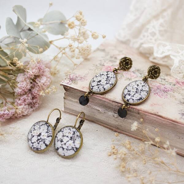 Boucles d’oreilles illustrées avec cabochon en verre – Nuit de pâquerettes – Bijou poétique
