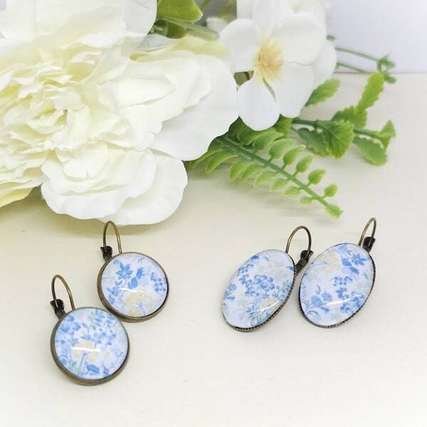 Boucles d'oreilles dormeuses avec cabochon en verre, Modèle Myosotis
