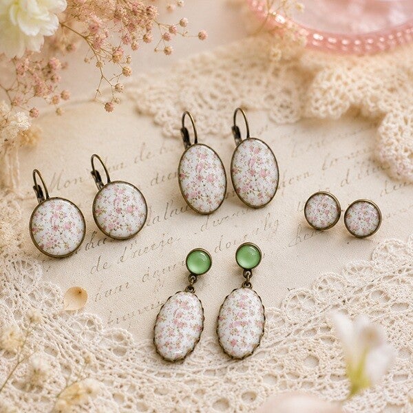 Boucles d’oreilles illustrées cabochon en verre – Aubépine – 4 modèles au choix