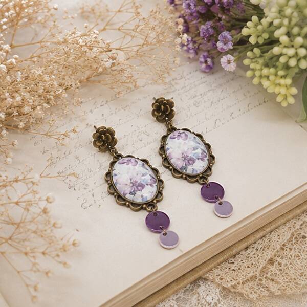 Boucles d’oreilles pendantes illustrées cabochon en verre – Anémone mauve – Bijou artisanal