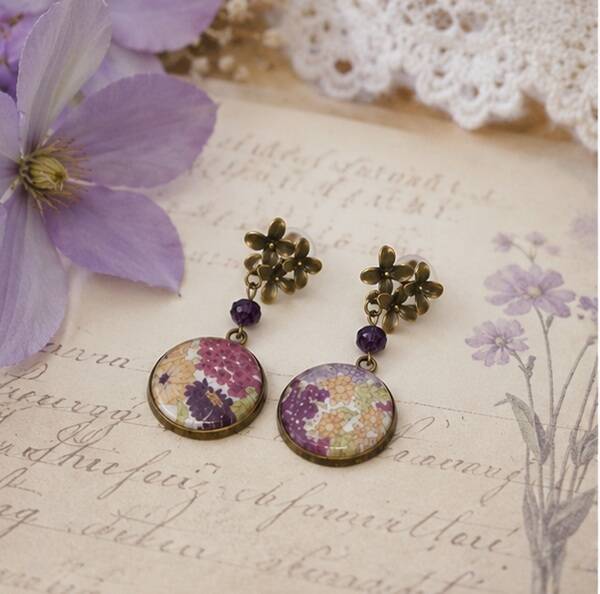 Boucles d’oreilles pendantes illustrées cabochon en verre – Clématite – Création originale