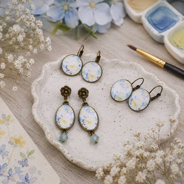 Boucles d'oreilles illustrée cabochon en verre – Brume de printemps – Dormeuses ou puces