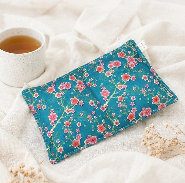 Bouillotte sèche artisanale déhoussable – Création faite main – Modèle Fleurs de cerisier fuchsia