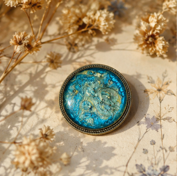 Broche en résine peinte à la main support rond – Éclat d'Atlantide – Bijou artisanal