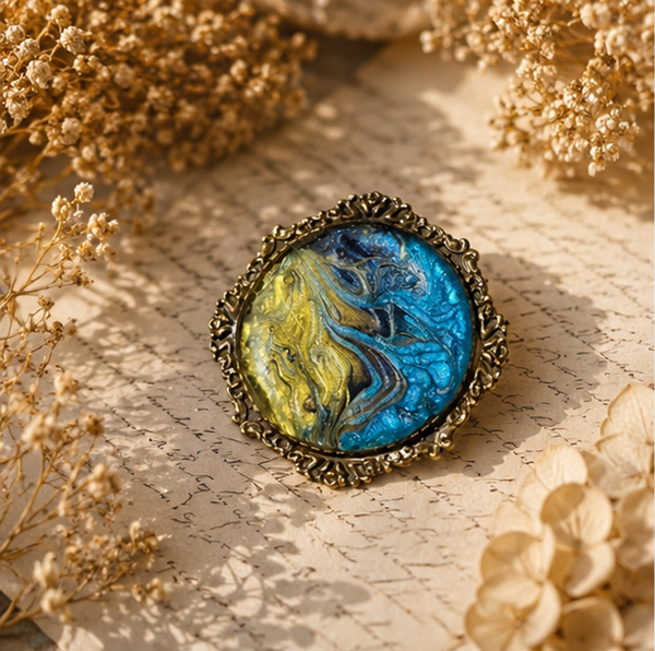 Broche en résine peinte à la main support rond – Danse des Marées – Bijou artisanal