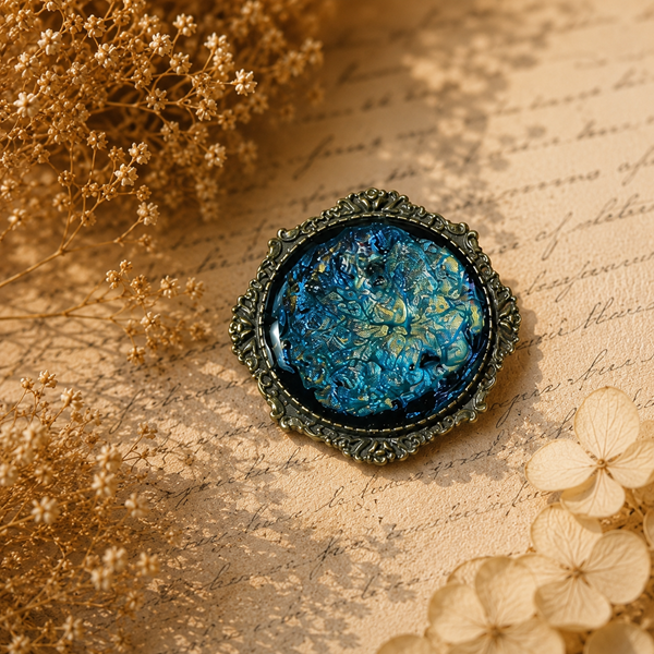 Broche en résine peinte à la main support rond – Nébuleuse d'azur – Bijou artisanal