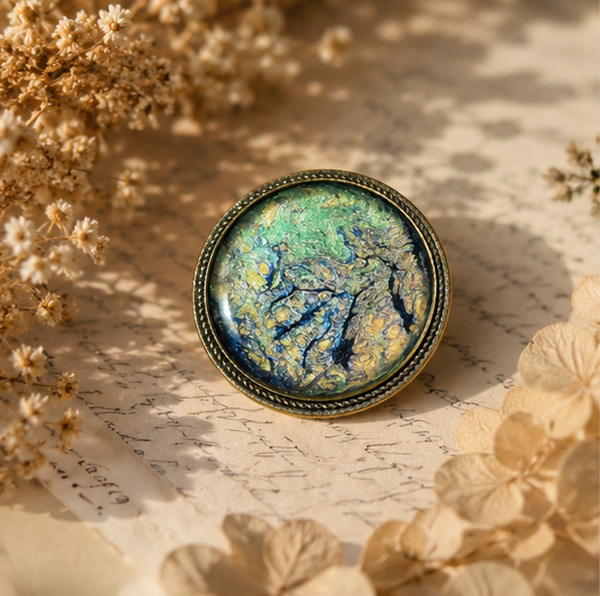 Broche en résine peinte à la main support rond – Opale des Brumes – Bijou artisanal