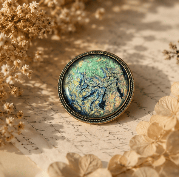 Broche en résine peinte à la main support rond – Opale des Brumes – Bijou artisanal