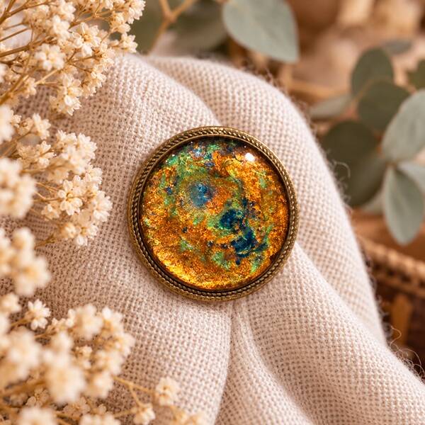 Broche en résine peinte à la main support rond – Trésor de Gaïa – Bijou artisanal