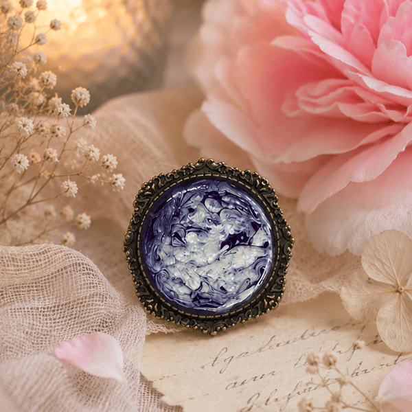 Broche en résine peinte à la main support rond – Brume d'Améthyste – Bijou artisanal
