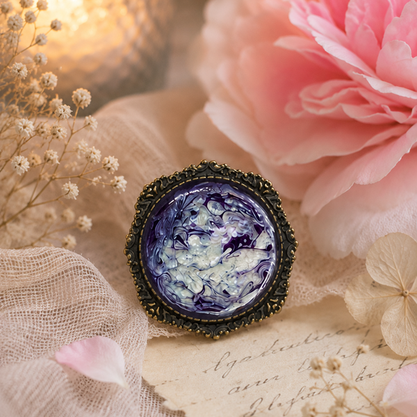 Broche en résine peinte à la main support rond – Brume d'Améthyste – Bijou artisanal
