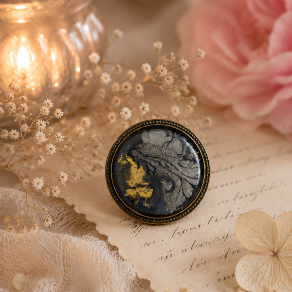 Broche en résine peinte à la main support rond – Clair de Lune Doré – Bijou artisanal
