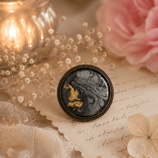 Broche en résine peinte à la main support rond – Clair de Lune Doré – Bijou artisanal