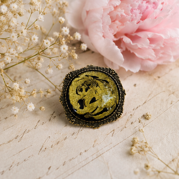 Broche en résine peinte à la main support rond – Éclat d'Or Noir – Bijou artisanal