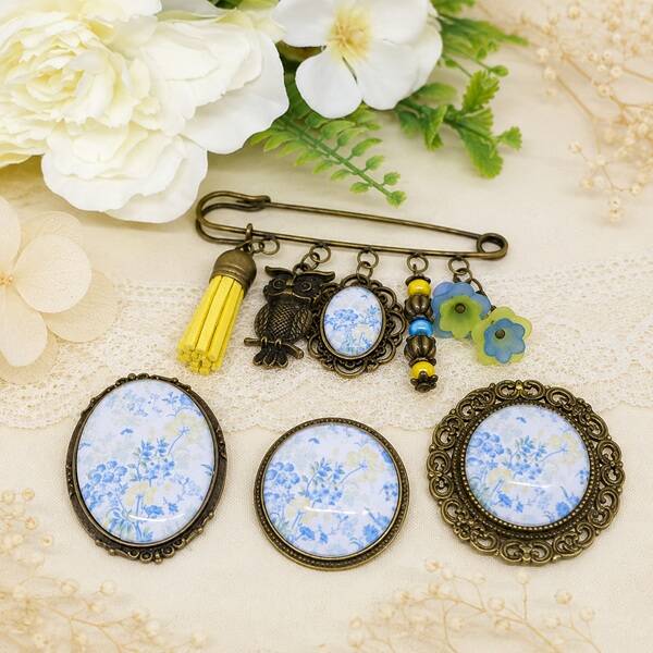 Broches illustrées cabochon en verre – Myosotis d'été – Bijoux style vintage