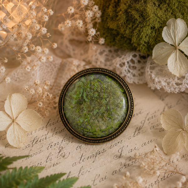 Broche en résine peinte à la main support rond – Forêt Enchantée – Bijou artisanal