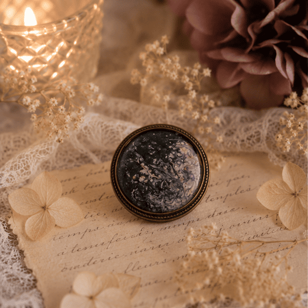 Broche en résine peinte à la main support rond – Nuit d'Améthyste – Bijou artisanal