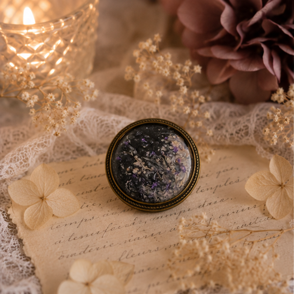 Broche en résine peinte à la main support rond – Nuit d'Améthyste – Bijou artisanal